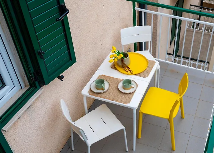 Charming Renovated Next To The Sea Appartement